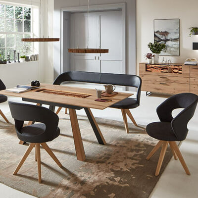 Esszimmer mit Möbeln aus Massivholz - Esstisch mit Stühlen und einer Bank