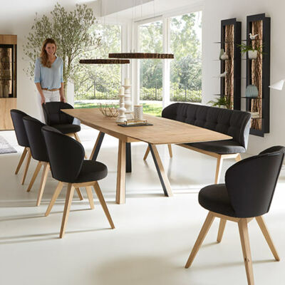 Esszimmer mit Möbeln aus Massivholz - Esstisch mit Stühlen und einer Bank
