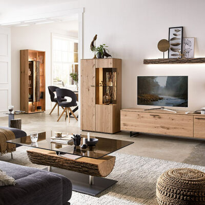 Wohnzimmer mit Möbeln aus Massivholz -Wohnwand