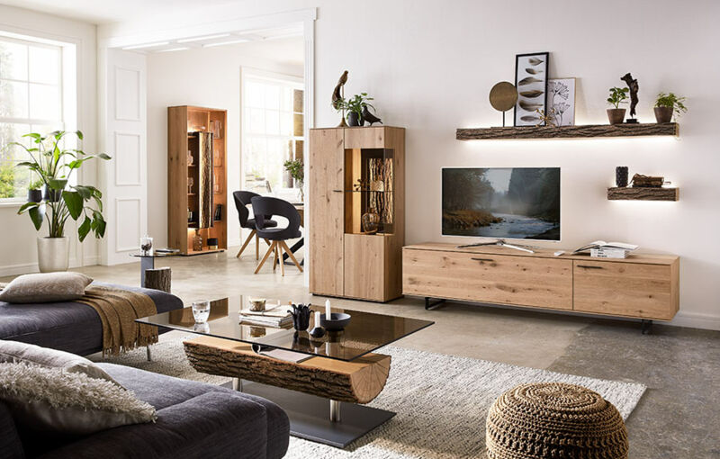 Wohnzimmer mit Möbeln aus Massivholz -Wohnwand