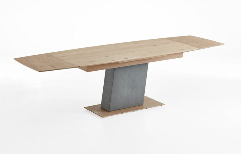 Esstisch mit Kopfauszug - Säule und Zarge Beton - Bodenplatte Holz (ausgezogen)