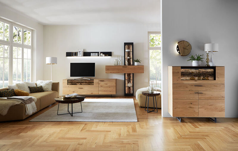 Wohnzimmer mit Möbeln aus Massivholz - Wohnwand