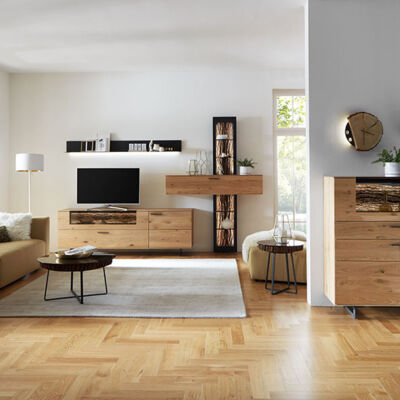 Wohnzimmer mit Möbeln aus Massivholz - Wohnwand