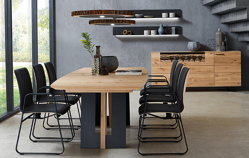 Esszimmer mit Möbeln aus Massivholz - Esstisch mit Stühlen